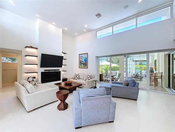 Luxury Home in Sarasota - Five Bedroom Elegance Awaits