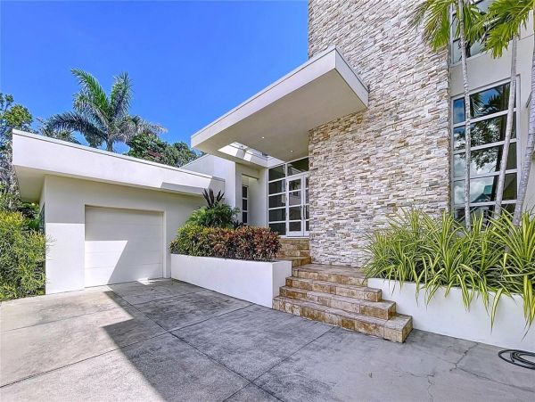 Luxury Home in Sarasota - Five Bedroom Elegance Awaits