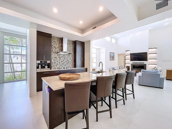 Luxury Home in Sarasota - Five Bedroom Elegance Awaits