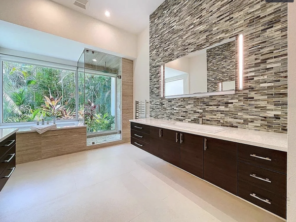 Luxury Home in Sarasota - Five Bedroom Elegance Awaits