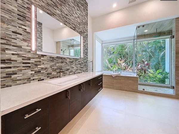Luxury Home in Sarasota - Five Bedroom Elegance Awaits