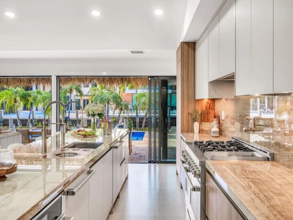 Luxurious Waterfront Property in Fort Lauderdale - Ideal for Families