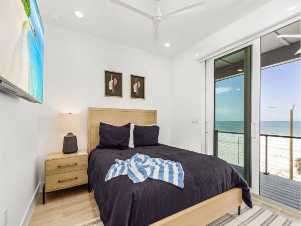 Luxurious Beachfront Retreat in Fort Myers