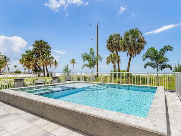 Luxurious Beachfront Retreat in Fort Myers