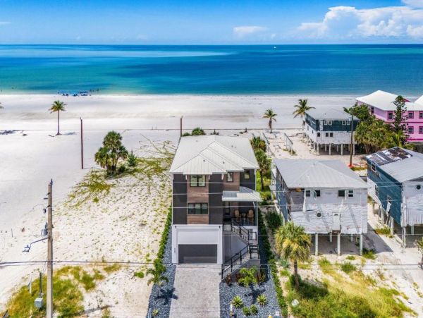 Luxurious Beachfront Retreat in Fort Myers