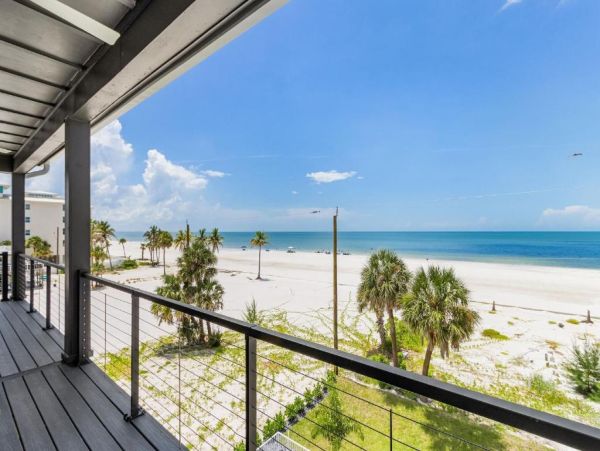 Luxurious Beachfront Retreat in Fort Myers