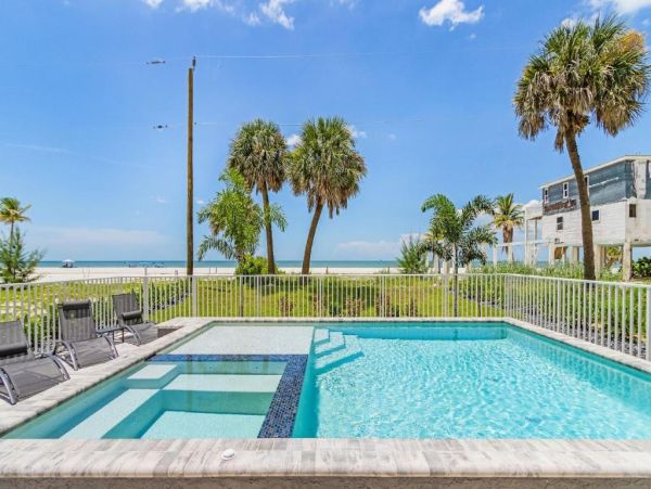 Luxurious Beachfront Retreat in Fort Myers