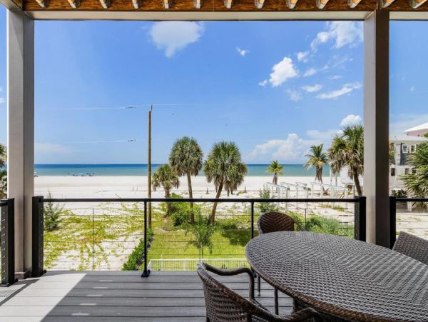 Luxurious Beachfront Retreat in Fort Myers