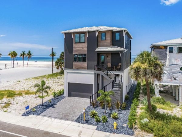 Luxurious Beachfront Retreat in Fort Myers