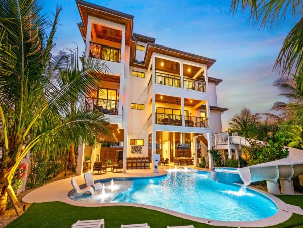 World Class Luxury Walk to Siesta Key Village Vacation Home NEW ARRIVAL!