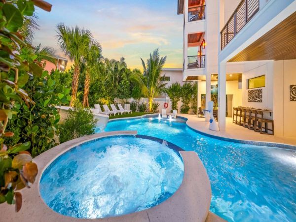 World Class Luxury Walk to Siesta Key Village Vacation Home NEW ARRIVAL!