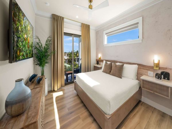 World Class Luxury Walk to Siesta Key Village Vacation Home NEW ARRIVAL!