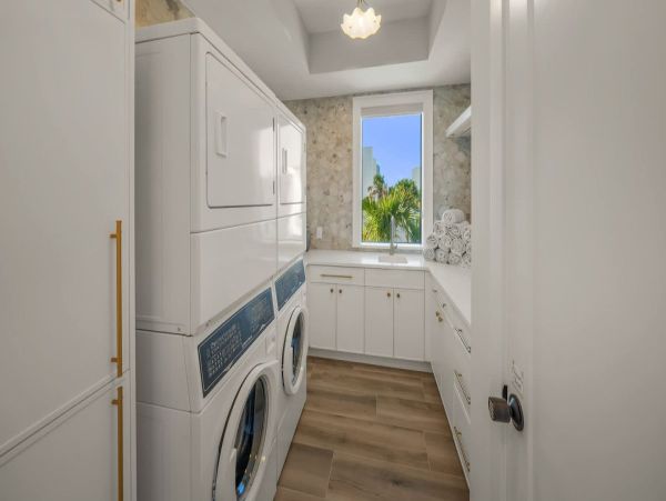 World Class Luxury Walk to Siesta Key Village Vacation Home NEW ARRIVAL!