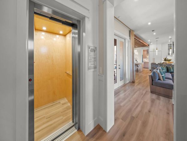 World Class Luxury Walk to Siesta Key Village Vacation Home NEW ARRIVAL!