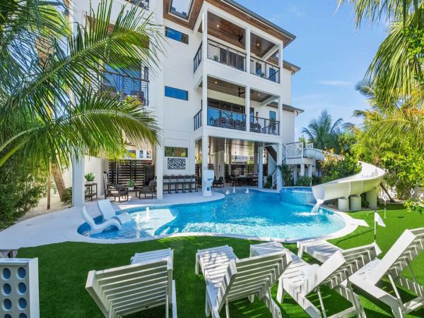 World Class Luxury Walk to Siesta Key Village Vacation Home NEW ARRIVAL!
