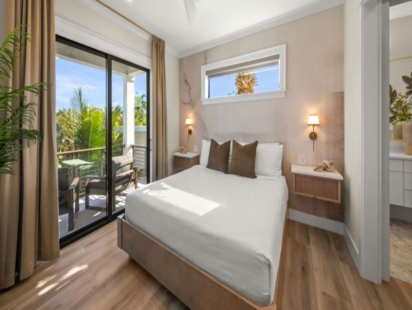 World Class Luxury Walk to Siesta Key Village Vacation Home NEW ARRIVAL!