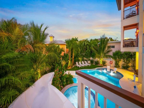 World Class Luxury Walk to Siesta Key Village Vacation Home NEW ARRIVAL!