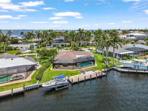 Luxurious Villa Escape in Cape Coral - Gulf Access Retreat