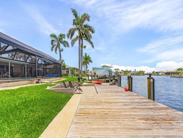 Luxurious Villa Escape in Cape Coral - Gulf Access Retreat