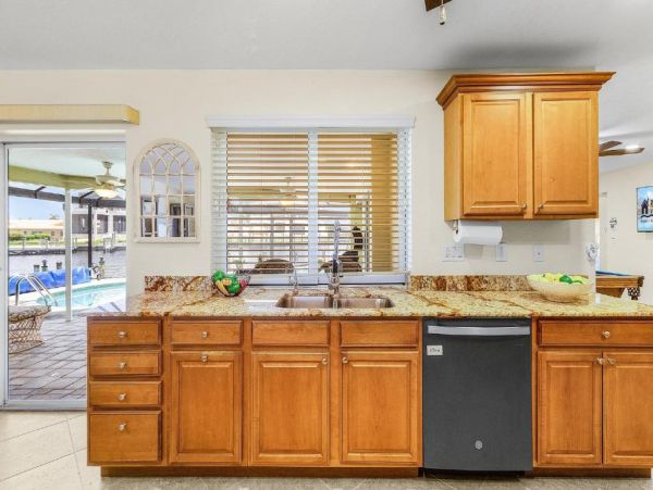Luxurious Villa Escape in Cape Coral - Gulf Access Retreat