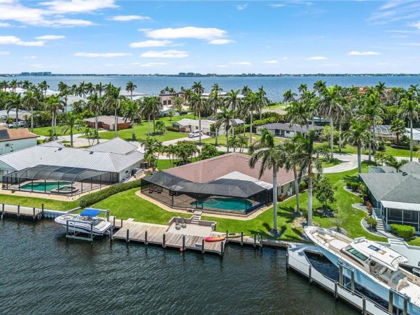 Luxurious Villa Escape in Cape Coral - Gulf Access Retreat