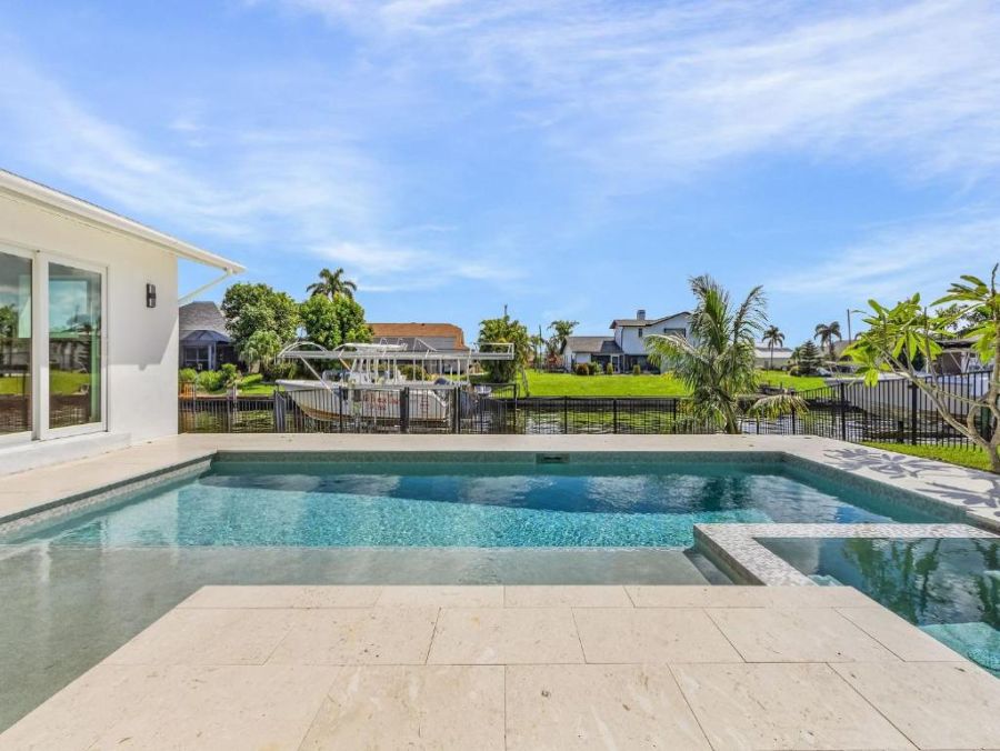 Luxurious Canal-Side Retreat with Gulf Access
