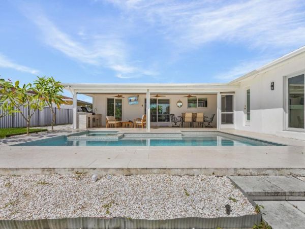 Luxurious Canal-Side Retreat with Gulf Access