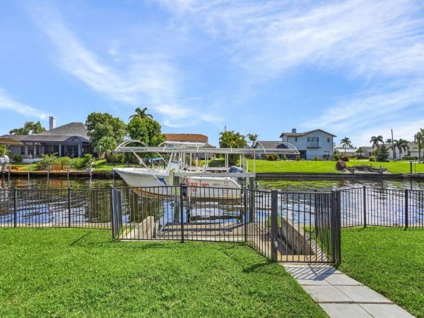 Luxurious Canal-Side Retreat with Gulf Access