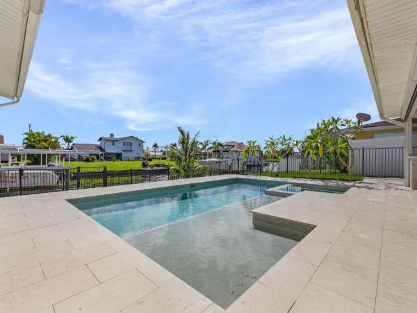 Luxurious Canal-Side Retreat with Gulf Access
