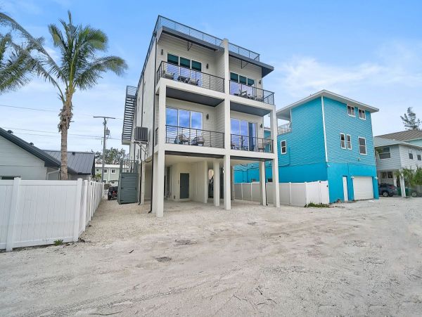 Luxury Oceanfront Retreat in Bradenton Beach - 3_Bedroom Home with Private Pool