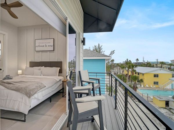 Luxury Oceanfront Retreat in Bradenton Beach - 3_Bedroom Home with Private Pool