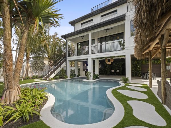 Luxury Beach Home in Anna Maria - Exclusive Property with Private Pool & Dock