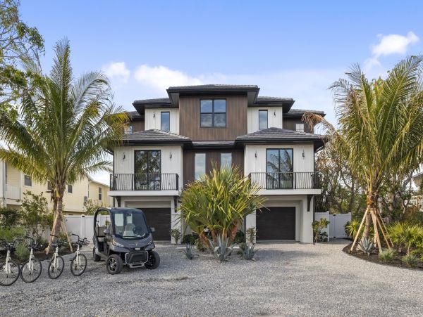 Luxury Beach Home in Anna Maria - Exclusive Property with Private Pool & Dock