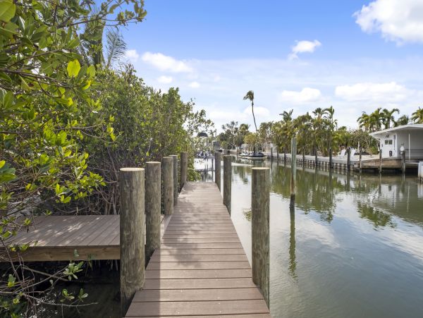 Luxury Beach Home in Anna Maria - Exclusive Property with Private Pool & Dock