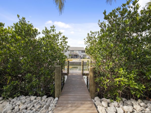 Luxury Beach Home in Anna Maria - Exclusive Property with Private Pool & Dock