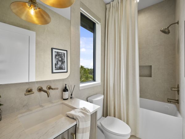 Luxury Beach Home in Anna Maria - Exclusive Property with Private Pool & Dock