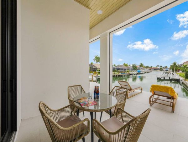 NEW ARRIVAL LUXURY MARCO ESTATE HOME