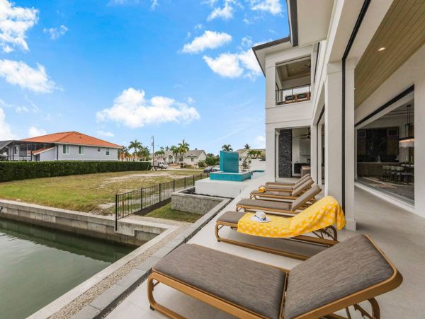 NEW ARRIVAL LUXURY MARCO ESTATE HOME