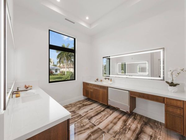 NEW ARRIVAL LUXURY MARCO ESTATE HOME
