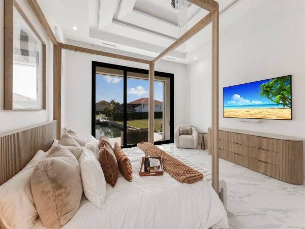 NEW ARRIVAL LUXURY MARCO ESTATE HOME
