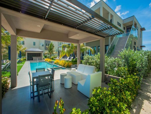 Luxury 8-Bedroom Beachfront Suite in Grand Cayman - Unforgettable Getaway