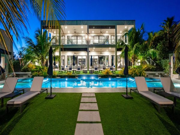 Luxury 8-Bedroom Beachfront Suite in Grand Cayman - Unforgettable Getaway