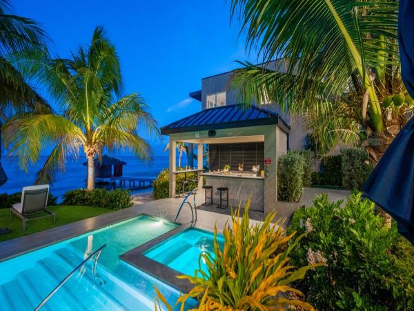 Luxury 8-Bedroom Beachfront Suite in Grand Cayman - Unforgettable Getaway