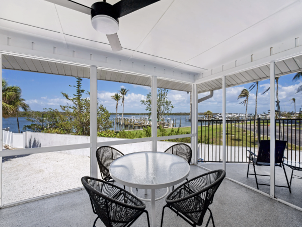 Fort Myers Five Bedroom Private Pool Walk to Beach, Dining & Shopping