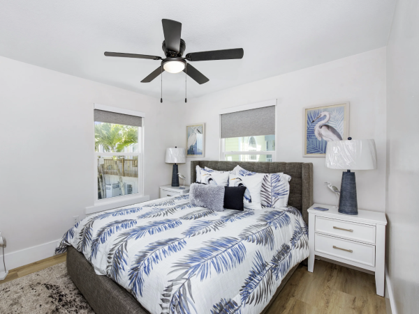 Fort Myers Five Bedroom Private Pool Walk to Beach, Dining & Shopping