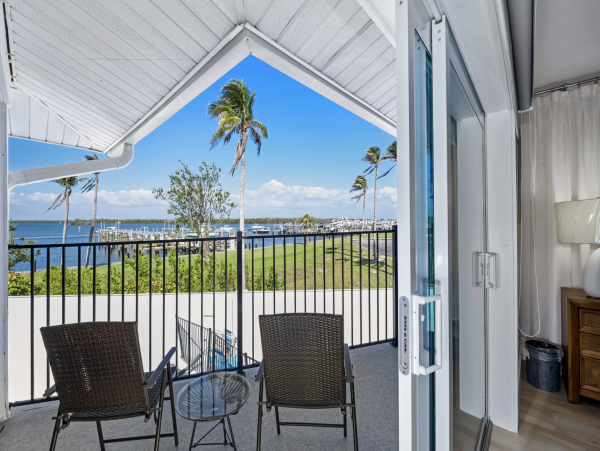 Fort Myers Five Bedroom Private Pool Walk to Beach, Dining & Shopping