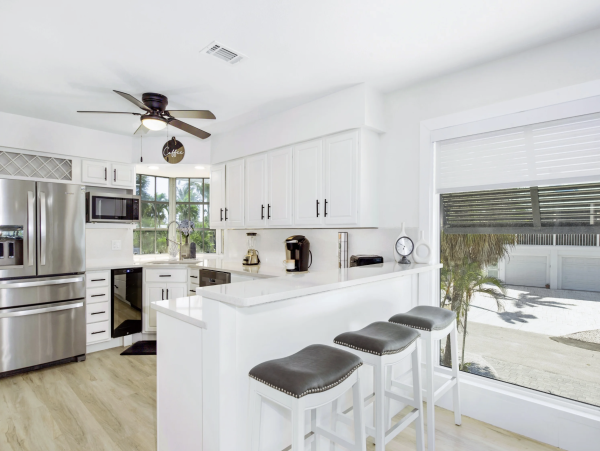 Fort Myers Five Bedroom Private Pool Walk to Beach, Dining & Shopping