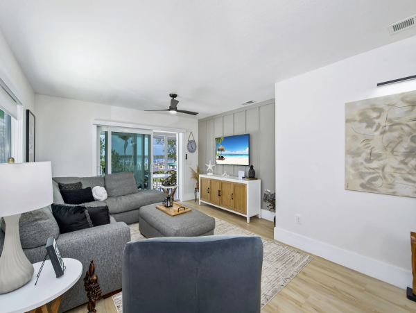 Fort Myers Five Bedroom Private Pool Walk to Beach, Dining & Shopping