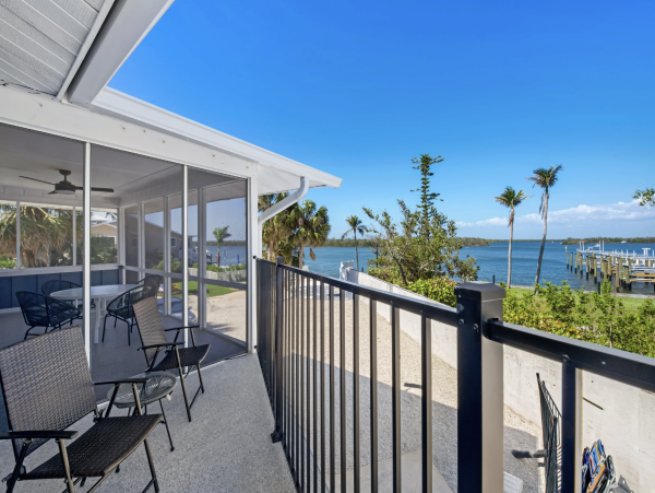 Fort Myers Five Bedroom Private Pool Walk to Beach, Dining & Shopping