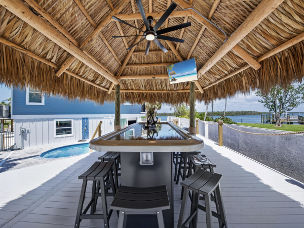 Fort Myers Five Bedroom Private Pool Walk to Beach, Dining & Shopping